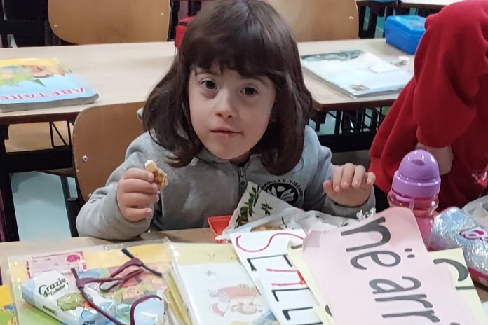 Shkodra_Klassenzimmer mit Mädchen Shkodra_Klassenzimmer mit Mädchen