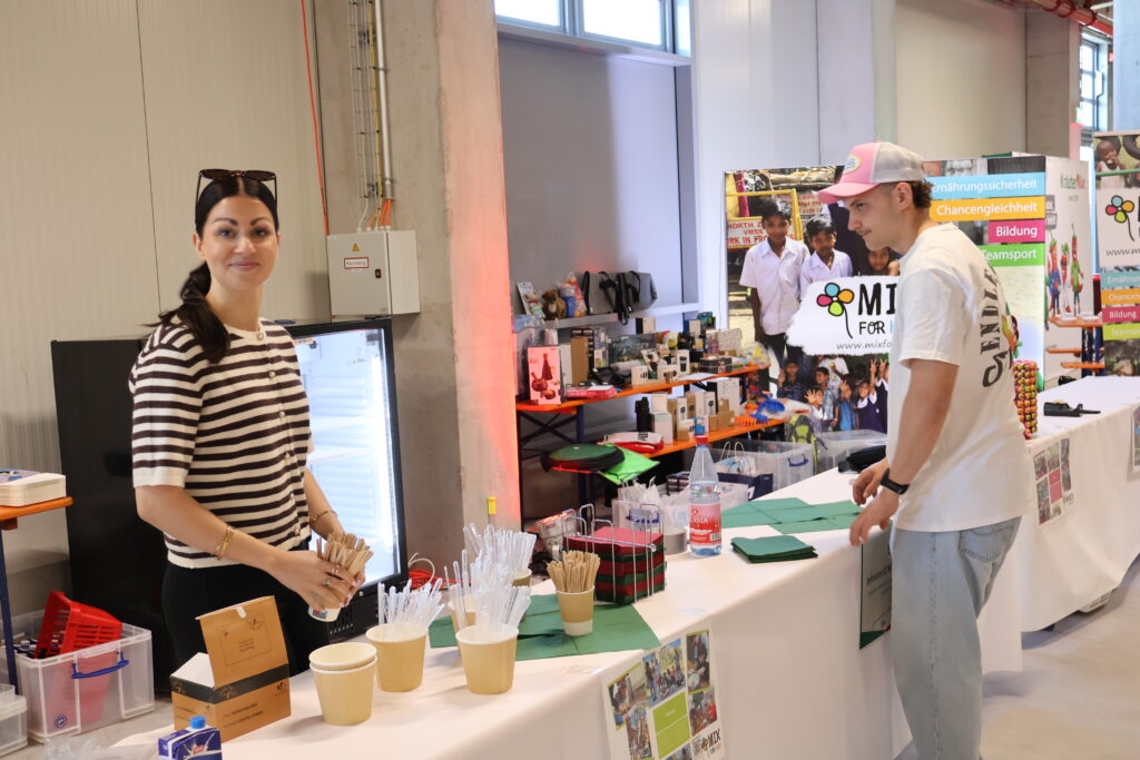 Tombola und Kuchenbuffet zugunsten von Mix for Kids beim Familienfest von Kräuter Mix